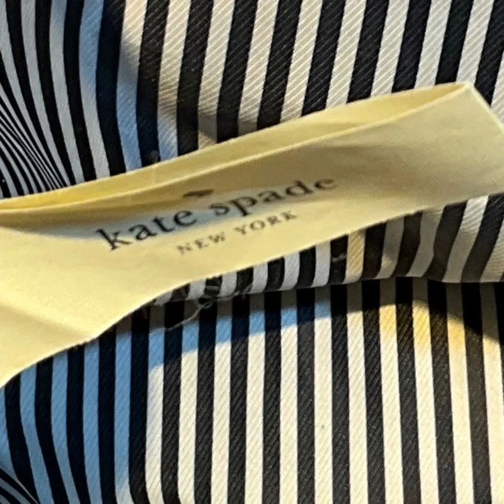 Kate Spade off white/grayish and black tote. D1Ab